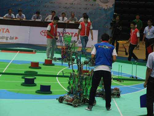 SV Trường ĐH Lạc Hồng thi đấu cuộc thi Robocon năm 2014.