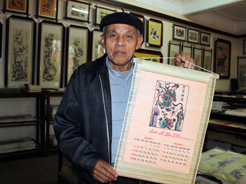 Nghệ nhân Nguyễn Đăng Chế giới thiệu về lịch tranh do mình sáng tạo.