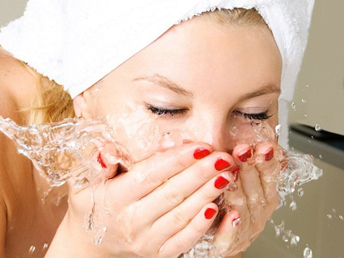 Rửa mặt sạch giúp da dễ hấp thu các dưỡng chất từ kem trị nám