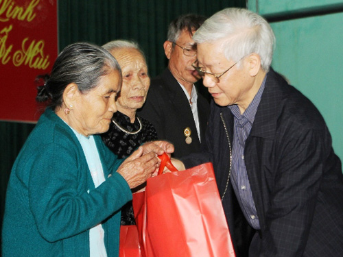 Tổng bí thư Nguyễn Phú Trọng tặng quà cho các gia đình chính sách ở Quảng Trị hôm qua 