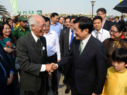  Chủ tịch nước Trương Tấn Sang thăm hỏi kiều bào về quê hương đón tết 2015 