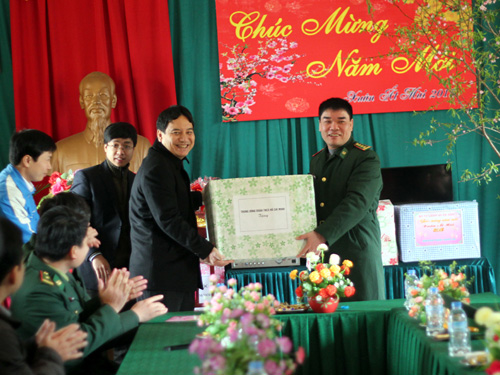 Anh Nguyễn Đắc Vinh tặng quà cán bộ chiến sĩ Đồn biên phòng Thanh Lòa