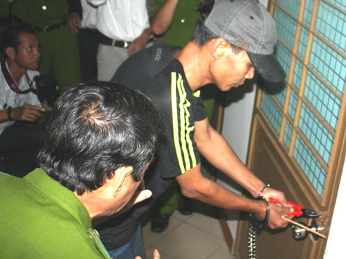 Vũ Mạnh Hùng tại buổi thực nghiệm hiện trường vụ đột nhập UBND TP.Tam Kỳ hôm 25.11.2014 