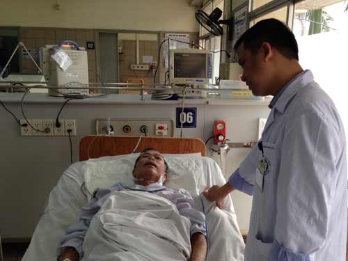 Bệnh nhân ngộ độc rượu pha cồn công nghiệp đang điều trị tại BV Bạch Mai 
