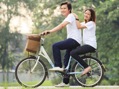 Thật lãng mạn khi các cặp đôi cùng đạp xe du xuân 