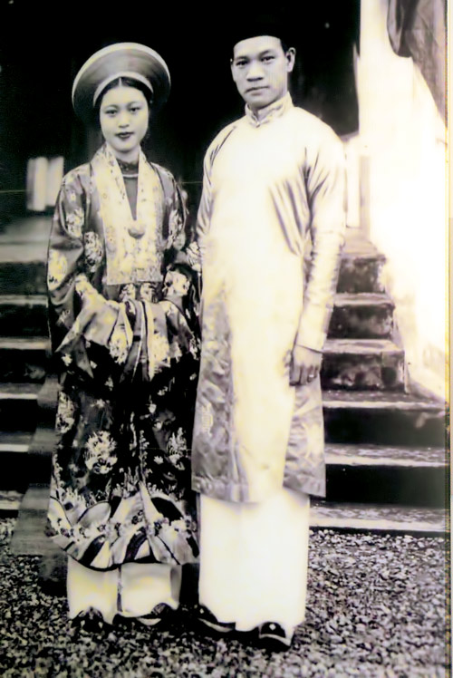 Ảnh cưới của ông bà Giáo sư Nguyễn Văn Huyên được trưng bày trong bảo tàng. Trong ảnh: Hai ông bà ăn mặc theo lối truyền thống
