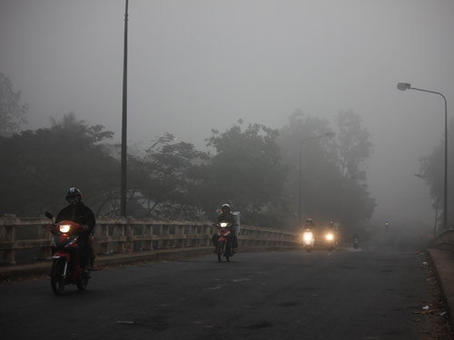 Xe cộ qua lại trên cầu Bến Sỏi phải bật đèn vì tầm nhìn hạn chế bởi sương mù bao phủ