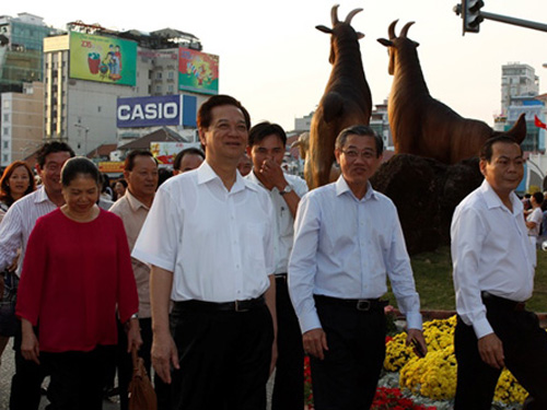 Thủ tường Nguyễn Tấn Dũng cùng lãnh đạo UBND TP.HCM tham quan đường hoa Hàm Nghi