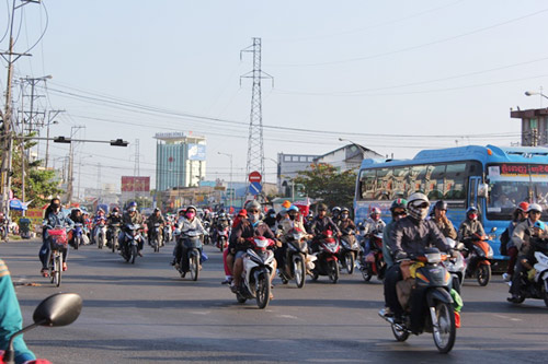 Xe máy lưu thông dày đặc tại khu vực ngã ba Trung Lương, tỉnh Tiền Giang