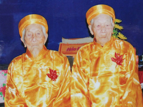 Hai cụ Trần Đình Thăng (trái) và Trần Đình Liên trong lễ thượng thọ của chính mình 