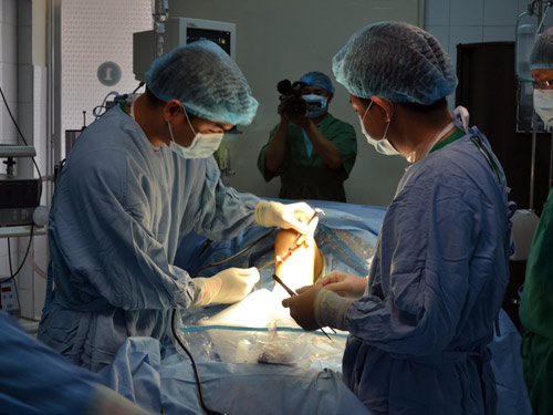 Ca phẫu thuật nội soi tái tạo dây chằng khớp gối đầu tiên thực hiện tại BVĐK Lâm Đồng