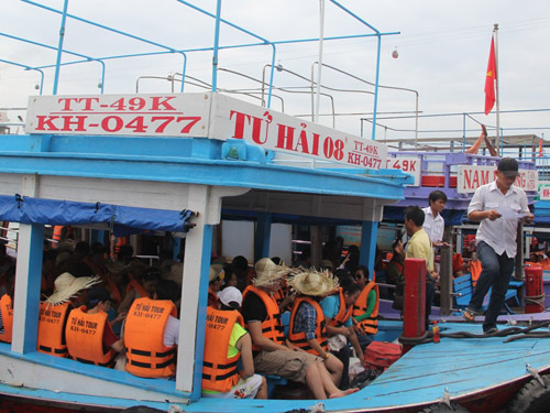 Du khách lên tàu tham quan các đảo trong vịnh Nha Trang 