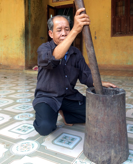 Chiếc cối bằng gỗ Kơ nia đã hơn 30 tuổi của gia đình già Bơng 