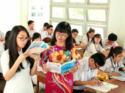 Học sinh lớp 12 Trường THPT Lương Văn Can (TP.HCM) trong giờ học môn tiếng Anh  