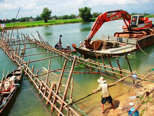 Tuyến đập bổi trên sông Vĩnh Điện đang được thi công để ngăn mặn