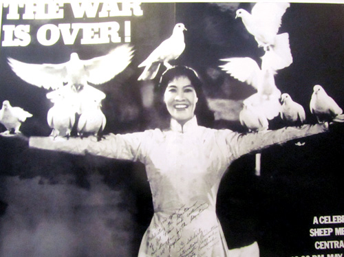 Bức ảnh chụp nghệ sĩ xiếc Tạ Thúy Ngọc - rất nổi tiếng vì khát vọng hòa bình