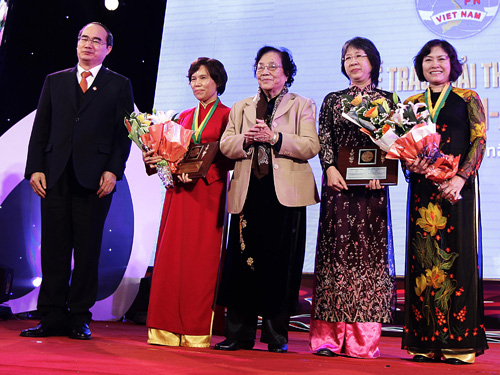Chủ tịch Ủy ban T.Ư Mặt trận Tổ quốc VN Nguyễn Thiện Nhân và nguyên Chủ tịch nước Nguyễn Thị Bình trao giải thưởng cho các nhà khoa học nữ 