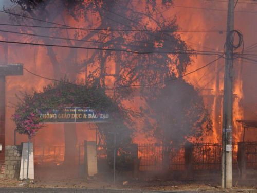 Cháy rụi Phòng Giáo dục-Đào tạo huyện Kon Rẫy