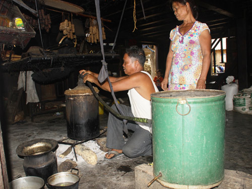 Ngày nay không còn nhiều hộ dân ở Đá Bàn (xã Pa Nang) biết nấu loại rượu dùng men lá này, đây cũng là điều làm vợ chồng bà Mom- ông Tường thoáng buồn 
