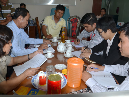 Buổi làm việc giữa anh Nguyễn Xuân Định, Hội bảo vệ QLNTD Tiền Giang với đại diện Tân Hiệp Phát (3 người ngồi phía bên phải)