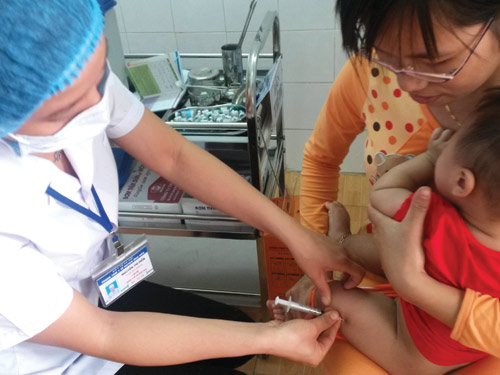  Trẻ được tiêm vắc xin Quinvaxem miễn phí thay thế vắc xin dịch vụ đang khan hiếm