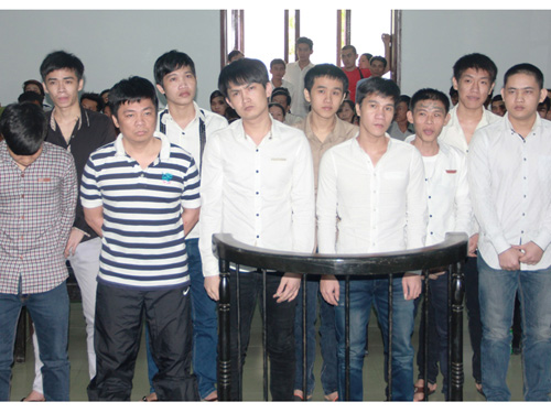 Bị cáo Nguyễn Hữu Hạnh (áo sọc ngang) cùng các bị cáo tại tòa sáng 11.3 