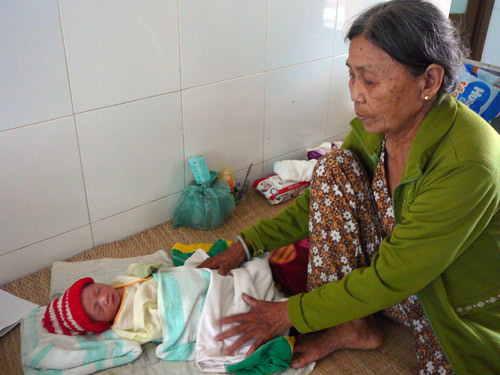 Cháu bé sơ sinh bị bỏ rơi đang được chăm sóc tại Bệnh viện đa khoa huyện Đông Hòa
