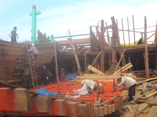 Xưởng đóng tàu cá vỏ gỗ của ngư dân ở xã Tam Quan Bắc, H.Hoài Nhơn, Bình Định 
