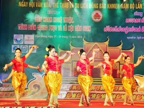 Tiết mục do Na Vy dàn dựng và tham gia biểu diễn tại Ngày hội Văn hóa, thể thao và du lịch đồng bào Khmer Nam bộ tổ chức tại Hậu Giang 