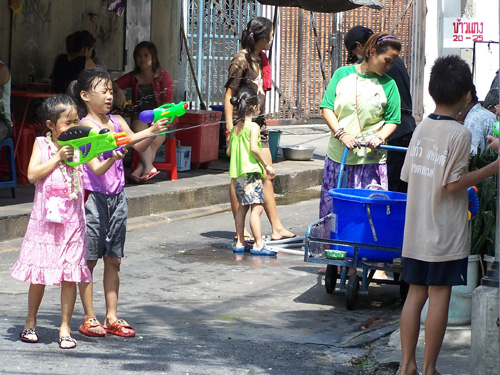 Lễ hội té nước ở Bangkok (Thái Lan) 