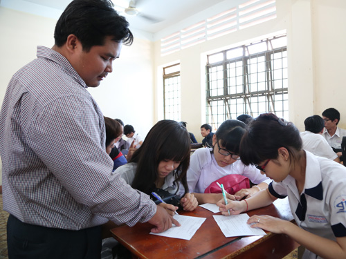 Học sinh lớp 12 Trường THPT Phan Đăng Lưu (Q.Bình Thạnh, TP.HCM) đăng ký môn thi kỳ thi THPT quốc gia 