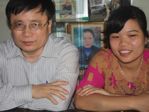 Chị Trang vui mừng khi nhận được quyết định tuyển dụng từ Giám đốc Sở Y tế Nghệ An