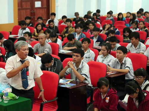Đại diện Sở GD-ĐT tỉnh Ninh Thuận trả lời thắc mắc của học sinh trong chương trình Tư vấn mùa thi diễn ra tại tỉnh này sáng 21.3 
