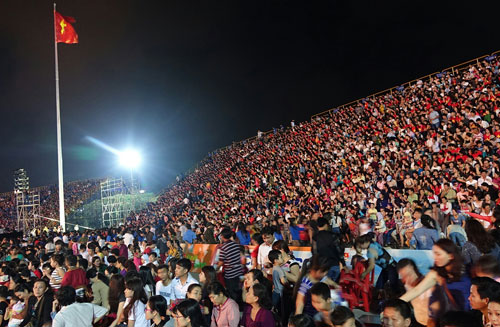 Hàng chục ngàn khán giả đến quảng trường trung tâm tỉnh Bình Định xem KVT 9 