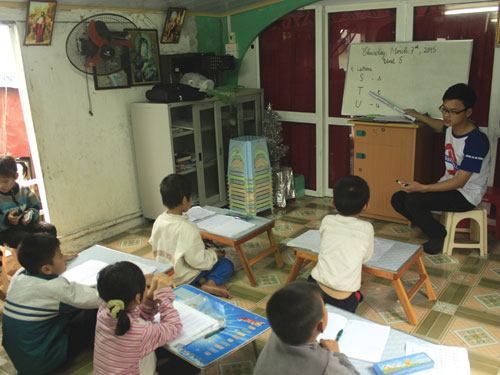 Lớp học tiếng Anh cho trẻ em làng chài 