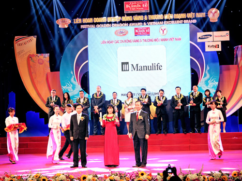 Bà Trịnh Bích Ngọc - Giám đốc Chi nhánh Miền Bắc của Manulife Việt Nam đại diện Công ty nhận Giải thưởng Rồng Vàng 2014