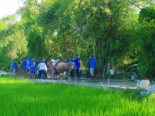 Sinh viên tình nguyện ĐH Sư phạm Đà Nẵng làm đường bê tông nông thôn tại thôn Trước Đông, xã Hòa Nhơn, H.Hòa Vang, TP.Đà Nẵng 