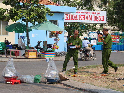 Công an khám nghiệm hiện trường vụ giết người do đùa giỡn xảy ra trước cổng bệnh viện Đồng Nai 