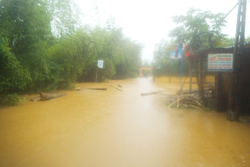 Tuyến đường ở xã Hành Dũng, H.Nghĩa Hành (Quảng Ngãi) bị nước lũ chia cắt, gây ách tắc giao thông