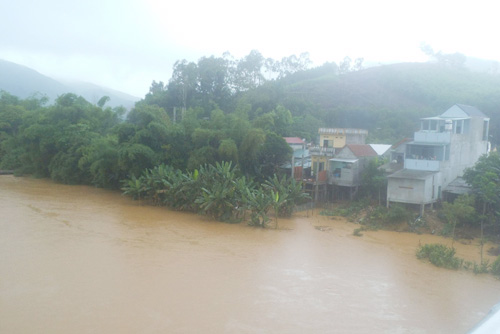 Nước lũ dâng cao đột ngột trên sông Vệ (Quảng Ngãi) khiến nhiều người sống ven sông lo chạy lũ 