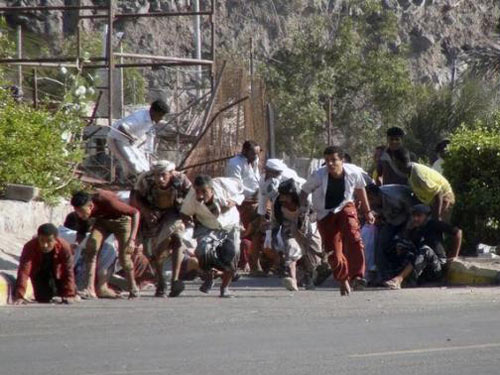 Người dân tìm chỗ trú ẩn giữa lúc xảy ra cuộc đọ súng giữa quân chính phủ và lực lượng nổi dậy tại thành phố Aden, miền nam Yemen