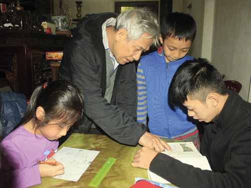 Thầy Trà hướng dẫn các em học tiếng Anh 
