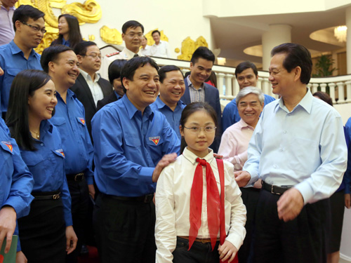 Thủ tướng Nguyễn Tấn Dũng trao đổi với các đại biểu sau buổi làm việc 
