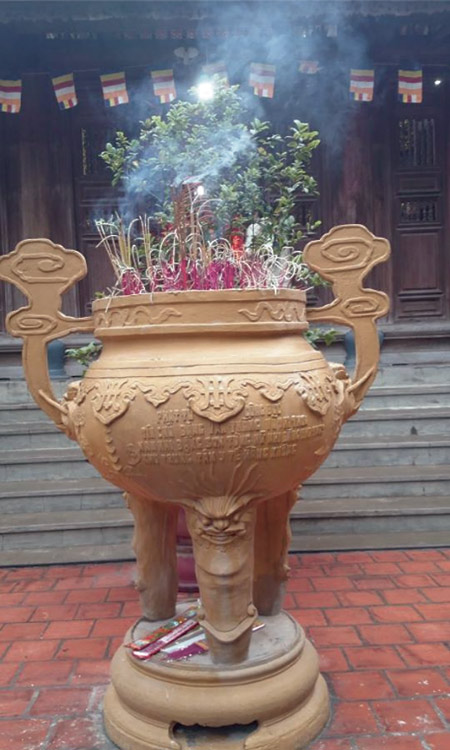 Tên người công đức được khắc trên chiếc lư hương tại chùa Cầu Cá, P.Ngọc Lâm, Q.Long Biên gây phản cảm 