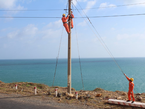  Bảo trì đường dây điện ở huyện Côn Đảo (tỉnh Bà Rịa - Vũng Tàu) 