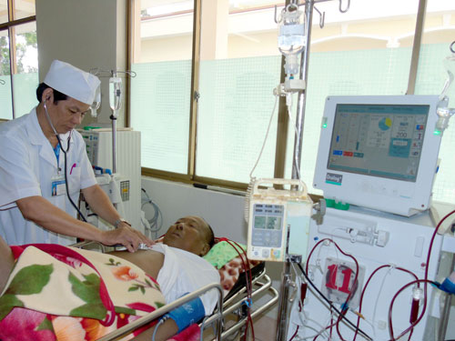 ThS-BS Lê Văn Luân đang khám cho bệnh nhân 