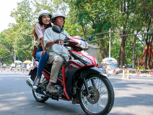 T&agrave;i xế xe &ocirc;m GrabBike đang chở kh&aacute;ch 