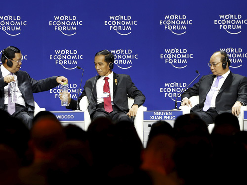 (Từ phải qua) Phó thủ tướng Nguyễn Xuân Phúc, Tổng thống Indonesia Joko Widodo và Thủ tướng Campuchia Hun Sen tại hội nghị