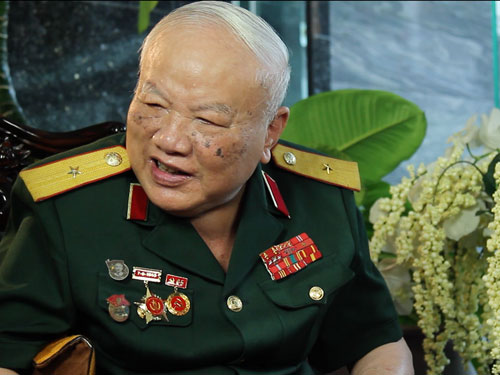 Ở tuổi 88, thiếu tướng Lê Phi Long trông vẫn rất phong độ