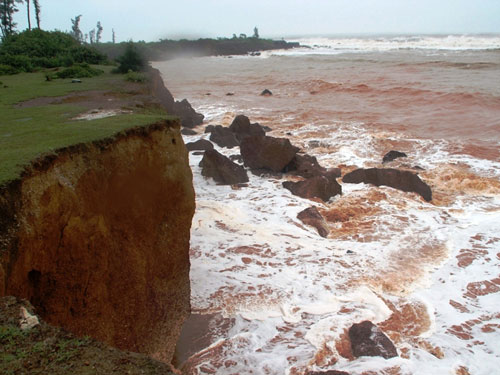 Bờ biển Núi Thành cũng đang sạt lở nghiêm trọng tại nhiều địa điểm 